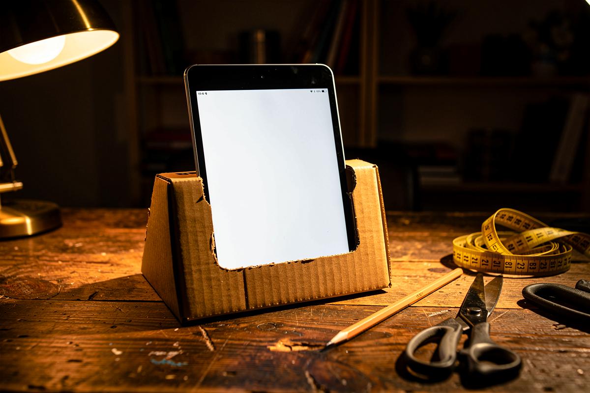 Experten sind baff, warum Menschen auf einmal alte Schuhkartons als Tablet-Ständer verwenden