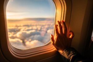 Illustration von einem Flugzeug, das einen kreisförmigen Flugweg über einer Landkarte fliegt, wobei die Start- und Landebahn desselben Flughafens hervorgehoben sind.